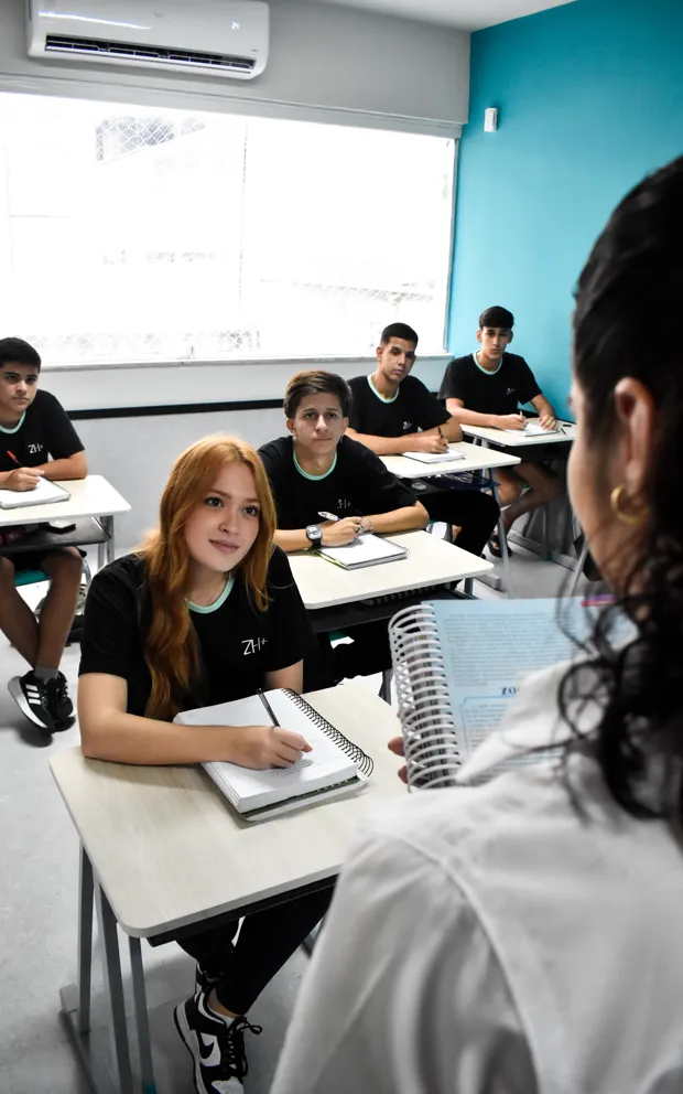 Turma do Ensino Médio do ZH+ acompanhando a aula na sala