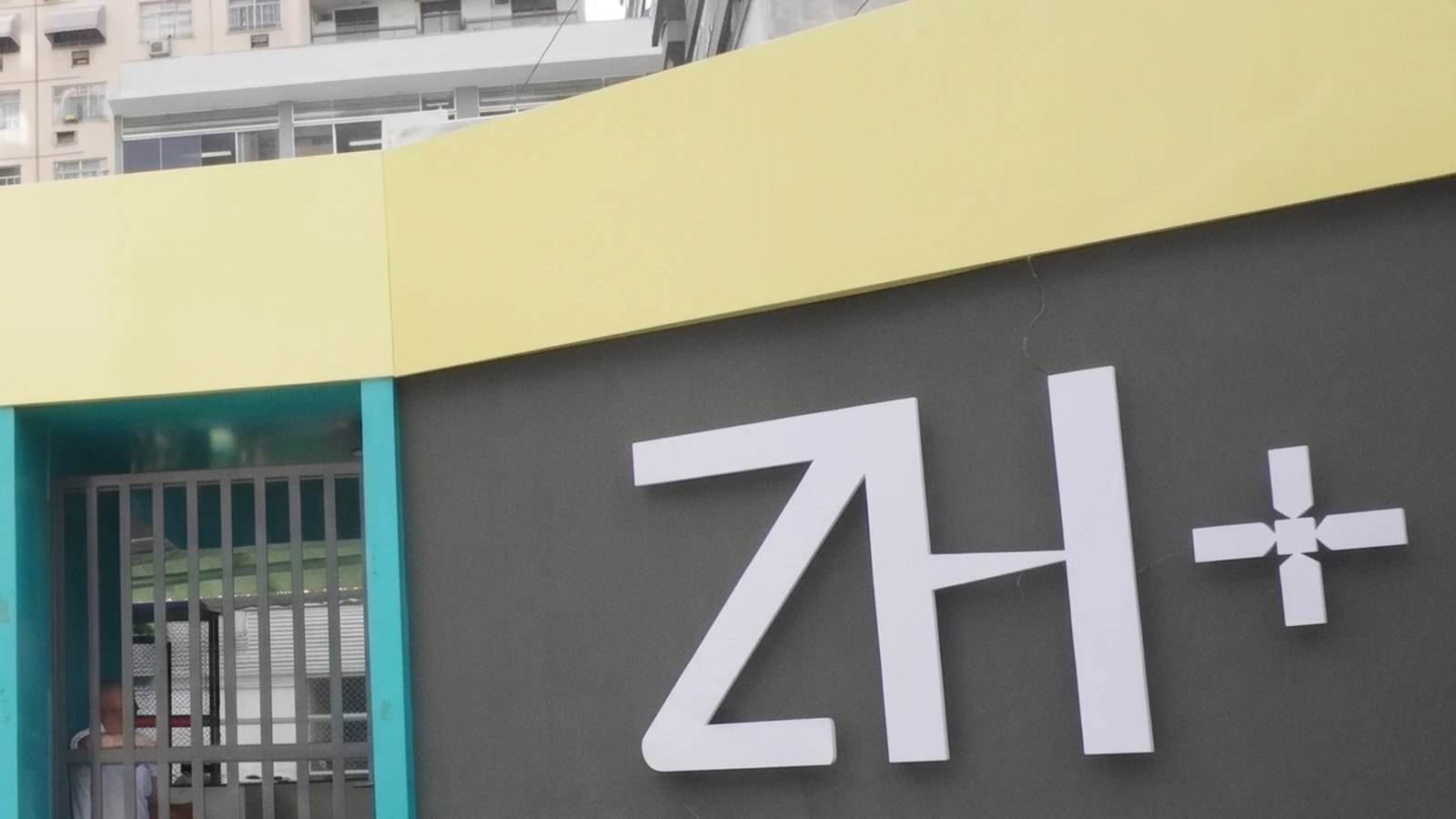Entrada da unidade de Icaraí do Colégio ZH+, em Niterói